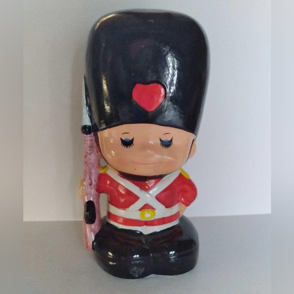 Vintage Queens Guard Ceramic Piggy Bank.
Missing rubber stoper on bottom.